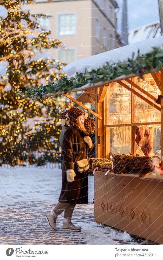 Frau auf dem Weihnachtsmarkt in Tallinn Weihnachten Markt Lifestyle Glück Estland Feiertag Winter Person im Freien Großstadt Straße Lächeln Erwachsener Stadt
