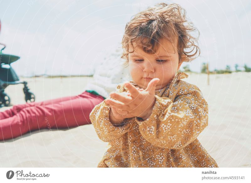 Kleines Mädchen spielt mit Sand am Strand Baby Mutterschaft Urlaub Feiertage im Freien Sonne Kind Kleinkind genießen Freude warm Spaß lustig Porträt sonnig