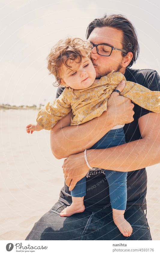 Alleinerziehender Vater, der sein Baby im Urlaub umarmt Papa Vaterschaft Single Feiertage Sommer Mädchen Liebe Umarmung Zusammensein warm Wärme Sonne sonnig