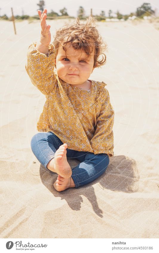 Kleines Mädchen spielt mit Sand am Strand Baby Mutterschaft Urlaub Feiertage im Freien Sonne Kind Kleinkind genießen Freude warm Spaß lustig Porträt sonnig
