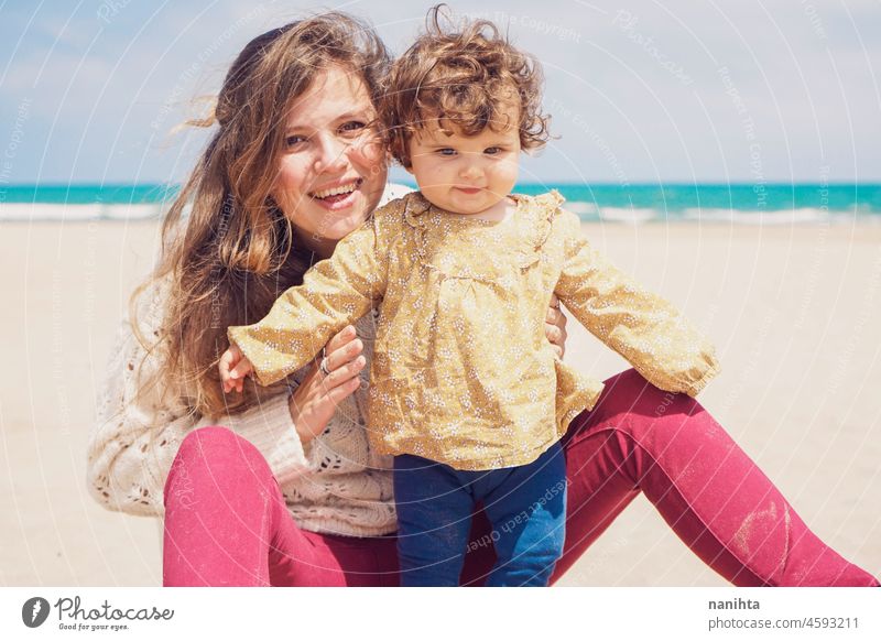 Junge Mutter spielt am Strand mit ihrem Kind Mama Baby Familie Feiertage Single Eltern Kindererziehung Mutterschaft jung Jugend blond spielen spielerisch Spaß