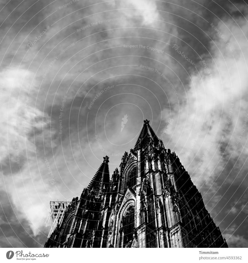 Zum Dom hin- und hochschauen Kölner Dom Froschperspektive Himmel Wolken Sehenswürdigkeit Kirche Architektur Stadt Außenaufnahme Religion & Glaube Menschenleer