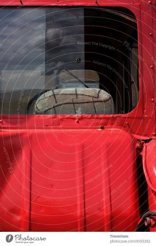 Teilansicht Fahrzeug - rot Nutzfahrzeug Metall Landwirtschaft Glasscheibe Scheibe Spiegelung Himmel Reflexion & Spiegelung Menschenleer Farbfoto Licht Schatten