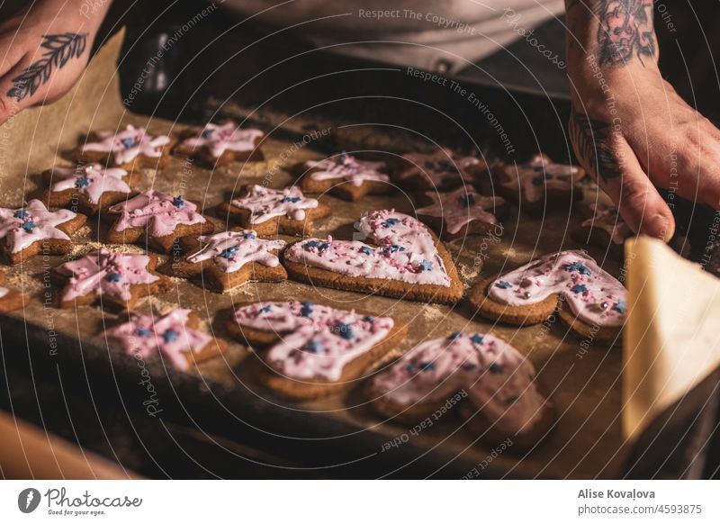selbstgebackene Kekse mit Zuckerguss Cookies rosa Zuckerguss essbar Koch in einem Topf Lebensmittel selbstgemacht Teigwaren Weihnachten & Advent