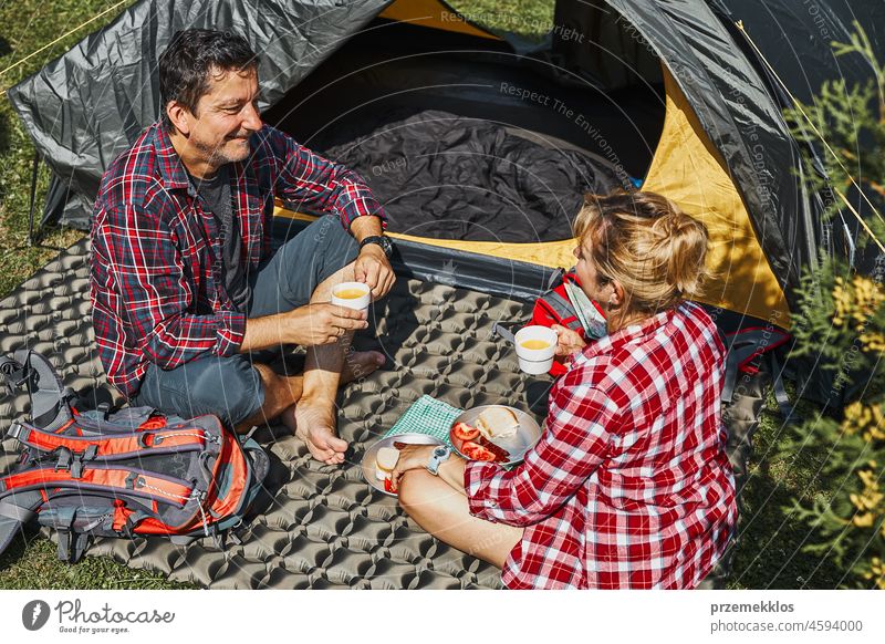 Ehepaar frühstückt auf dem Campingplatz am Zelt. Menschen aktiv verbringen Sommerferien in der Nähe der Natur im Freien Urlaub Ausflug Abenteuer Frühstück