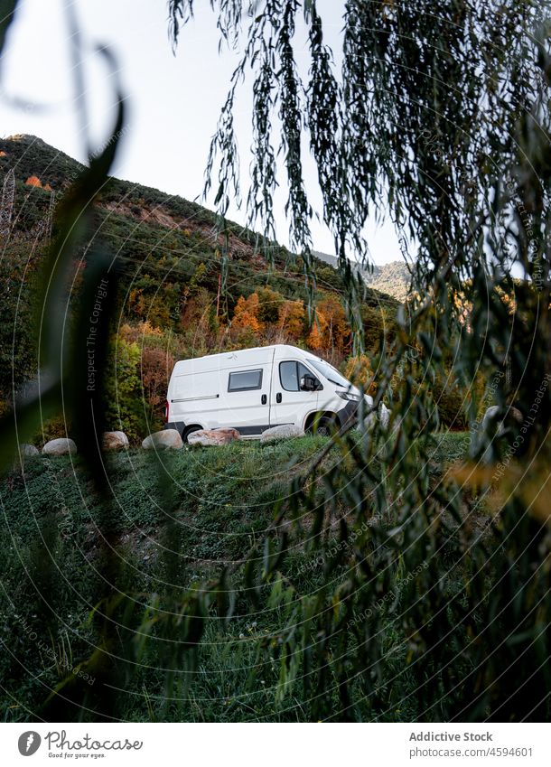 Weißer Kleinbus auf einem Hügel in der Nähe eines üppigen Waldes Berge u. Gebirge PKW Fahrzeug Ambitus Stausee Landschaft Abenteuer Gipfel reisen Tourismus