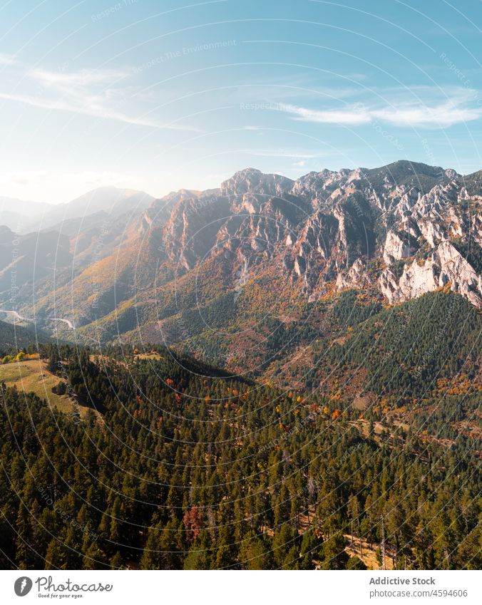 Malerischer Blick auf einen mit üppigem Wald bedeckten Bergkamm Natur Landschaft Hügel Berge u. Gebirge Hochland erstaunlich malerisch Autoreise idyllisch