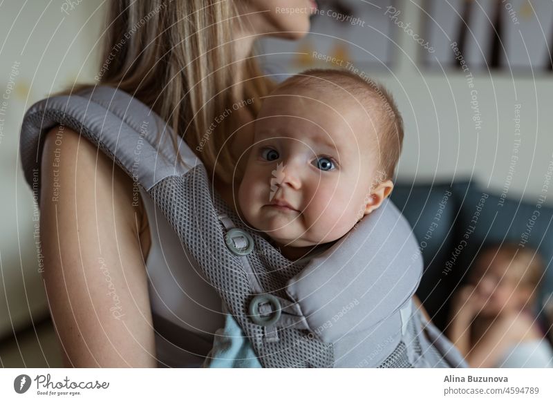 Junge Mutter in Sportkleidung trainiert zu Hause mit ihrem Baby. Online-Schulung während der Quarantäne wegen des Coronavirus Covid-19. Fit und sicher bleiben während der Pandemie-Sperrung. Sport, Fitness, gesundes Konzept