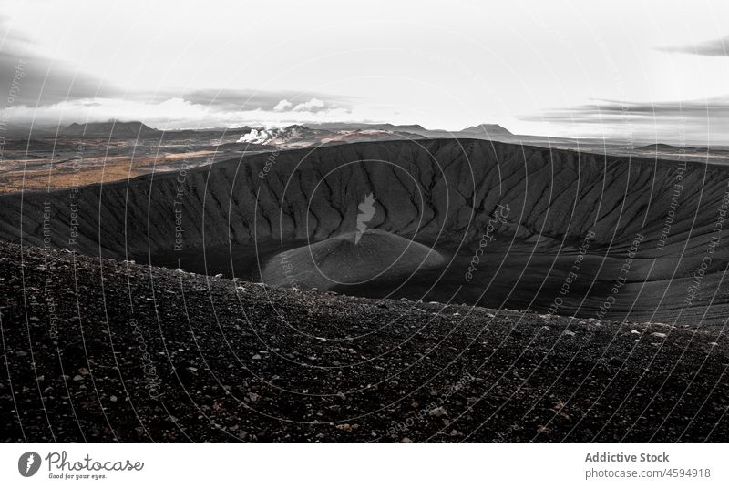 Landschaft eines großen erloschenen Vulkankraters vulkanisch Krater ausgestorben Tierwelt Felsen rund Formation Basalt wolkig Norden kalt Berge u. Gebirge wild