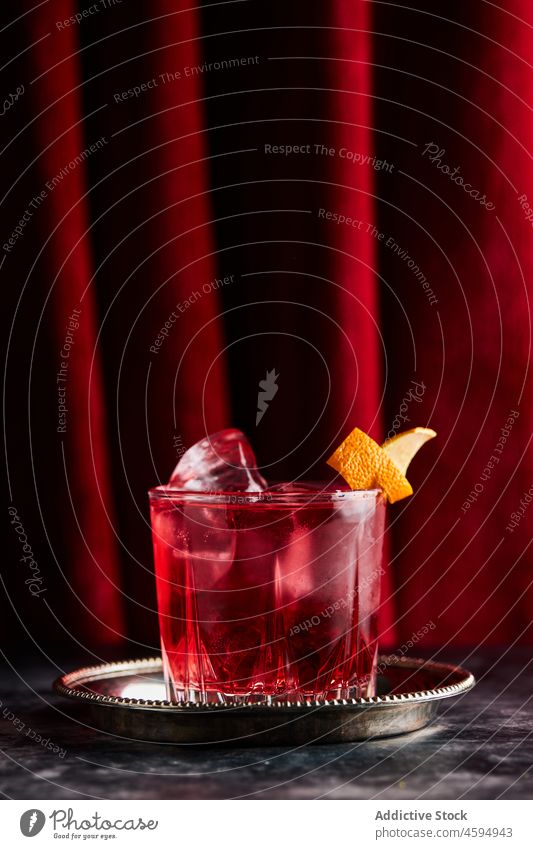 Glas eines klassischen Negroni-Cocktails auf einem Marmortisch negroni Alkohol Erfrischung trinken Getränk Sofa bitter Mischung Gin Wermut Eis mischen orange