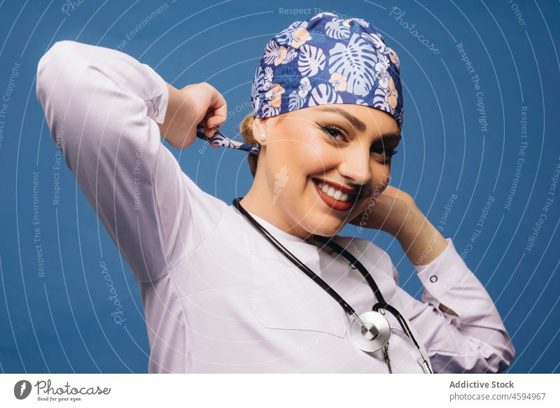 Weibliche Therapeutin in weißem Gewand bindet Kopftuch der medizinischen Uniform Frau Arzt Robe Stethoskop arzt Krankenpfleger Glück Sanitäter Spezialist