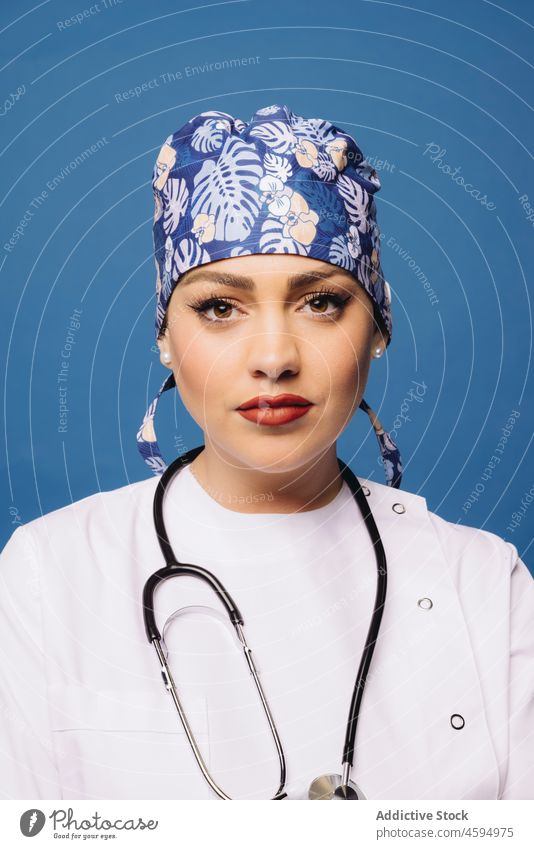 Ärztin in weißer Uniform mit Stethoskop Arzt Frau professionell Robe medizinisch arzt Spezialist Gesundheitswesen Arbeit Porträt Beruf Job Praktiker positiv