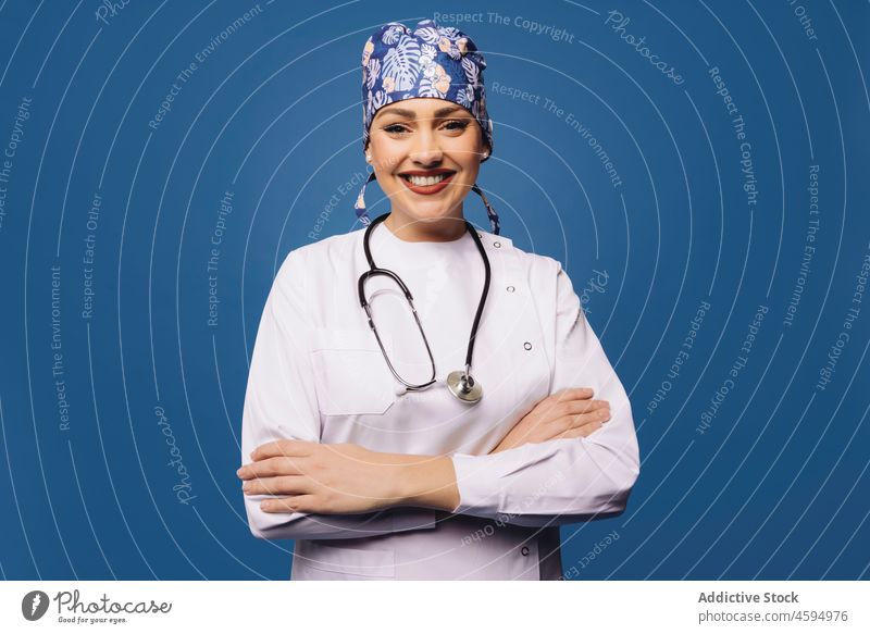 Lächelnde Ärztin in weißer Uniform mit Stethoskop Arzt Frau professionell Robe medizinisch arzt Spezialist Gesundheitswesen Arbeit Porträt Beruf Job Praktiker