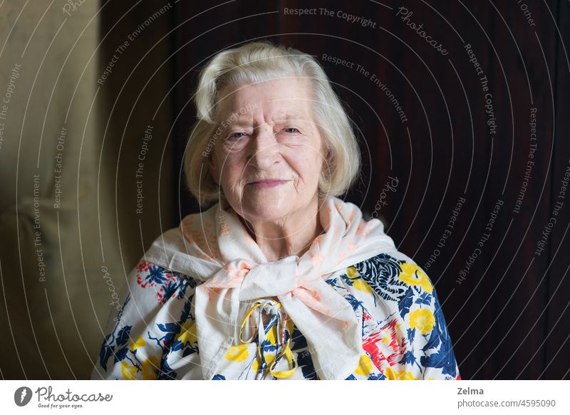 Porträt einer alten älteren Frau, die in die Kamera schaut Senior ältere Frauen Gesicht Holunderbusch Menschen echte Menschen authentisch positiv Gefühle