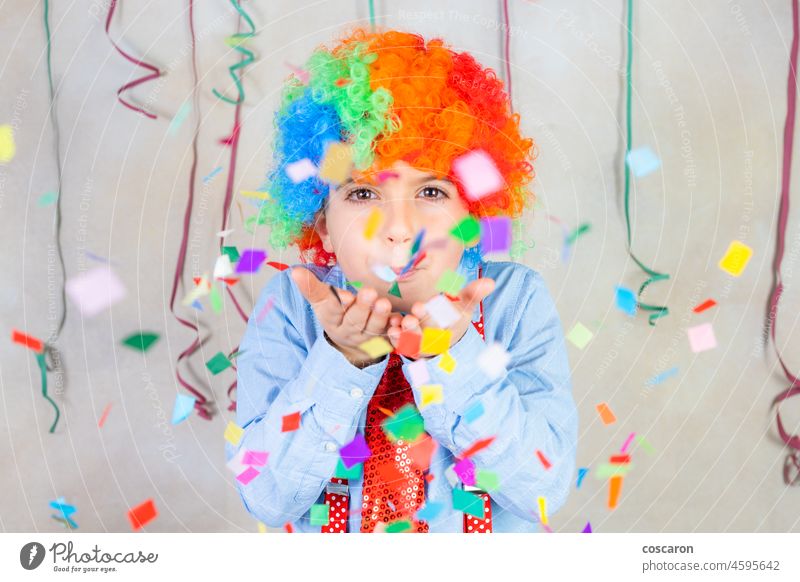 Lustiger Junge bläst Konfetti beim Karneval Geburtstag Explosion blasend Feier Kind Weihnachten Clown farbenfroh Tracht niedlich Dekoration & Verzierung