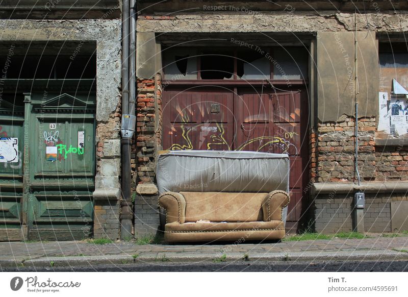 ein altes Sofa mit einer Matratze dahinter war vor einem Hauseingang geparkt Leipzig Schlafmatratze Eingang Architektur Gebäude Menschenleer Fassade