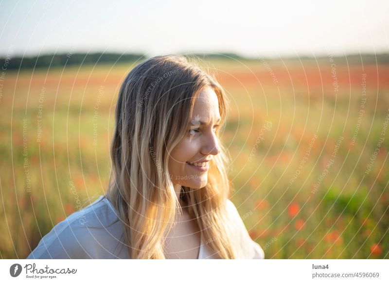 lachende junge Frau im Mohnfeld sinnlich anmutig hübsch Wiese Blumenwiese glücklich fröhlich Auszeit Glück Freude Porträt Frühling papaver Zuversicht