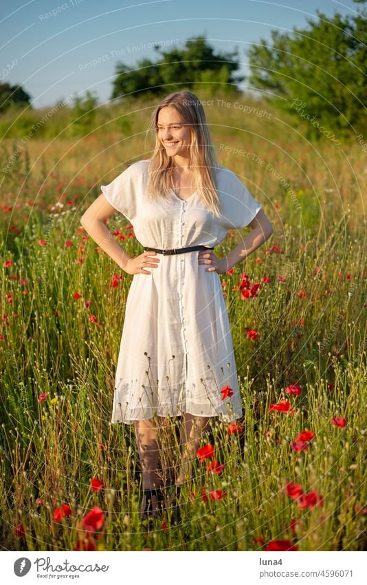 fröhliche junge Frau steht im  Mohnfeld lachen sinnlich anmutig hübsch Wiese stehen Blumenwiese glücklich Auszeit Glück Freude Porträt Frühling papaver