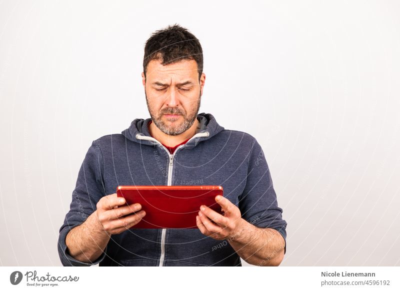 junger Mann benutzt ein Tablet Touchpad Touchscreen Mobile Beteiligung Business Tablette Arbeit gutaussehend Internet weiß Hintergrund Technik & Technologie Job