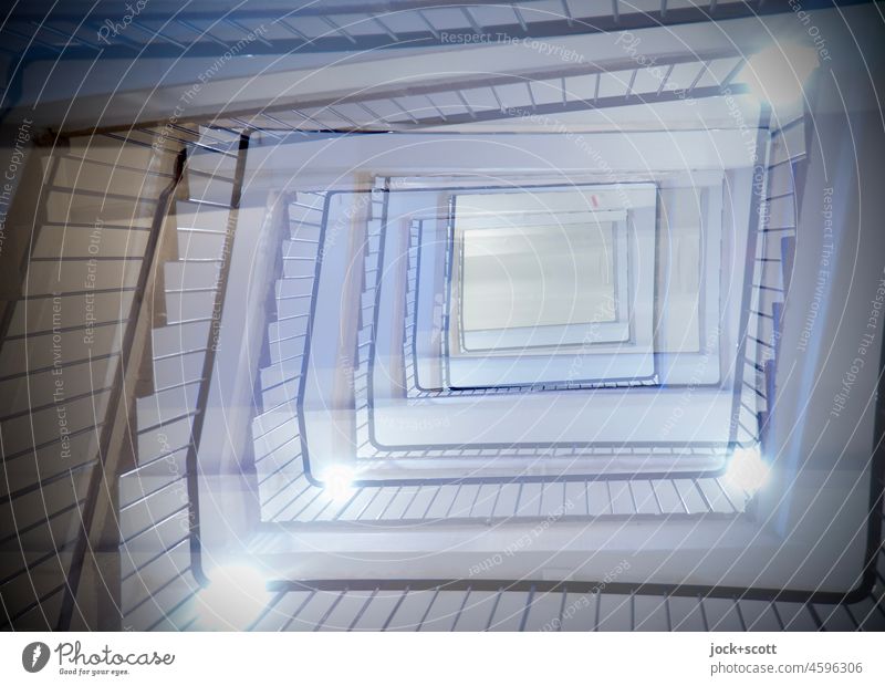 Zweifacher Treppenraum Treppenhaus Architektur Geländer aufwärts Doppelbelichtung Treppengeländer Strukturen & Formen eckig Silhouette Kunstlicht