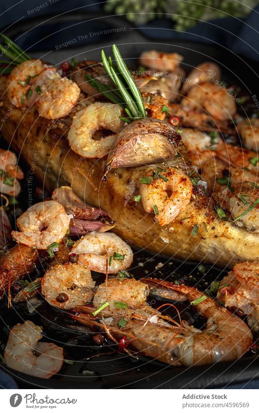 Gebackener Schwertfisch mit Shrimps Krabbe Küche lecker Granele Fisch appetitlich Knoblauch kulinarisch gebacken Lebensmittel Speise Meeresfrüchte geschmackvoll