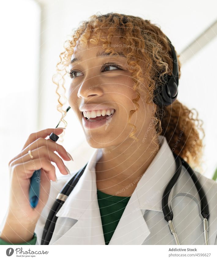 Afroamerikanische Therapeutin, die aus der Ferne mit Headset und Mikrofon berät Frau Arzt konsultieren reden Arbeit Stethoskop Telemedizin Telearbeit arzt