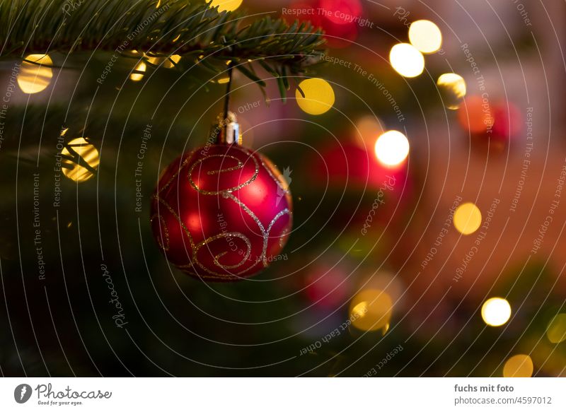 ne klassische Christbaumkugel schick Weihnachten & Advent Bokeh Weihnachstschmuck deko Licht Unschärfe Lichterkette Dekoration & Verzierung Weihnachtsdekoration