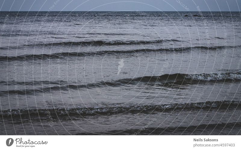 langsame, gemächliche Ostseewellen abstrakt Hintergrund Strand schön blau Nahaufnahme kalt Farbe durchgezogene Linien Design Feiertag Horizont Landschaft Licht