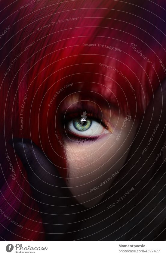 grünes Auge verstecken rotes Haar grüne Augen geheimnisvoll mystisch Blick Frau Mensch Porträt schön hübsch Gesicht feminin Frauengesicht Frauenaugen schauen