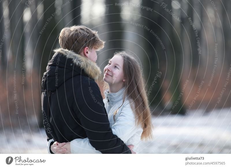 Erste Liebe | Porträt einer Teenagerliebe, junges Paar schaut sich verliebt in die Augen Päärchen Junge Frau Junger Mann Mädchen Romantik 18-30 Jahre