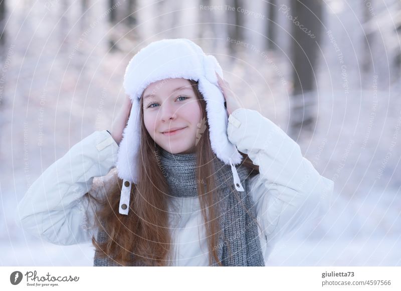 Wintermädchen mit stylischer, russischer Uschanka-Mütze Porträt 13-18 Jahre Mensch Mädchen Junge Frau mädchenhaft Mädchenportrait langhaarig mützenmädchen