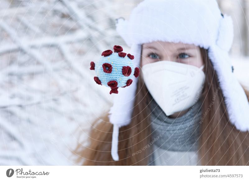 Coronavirus - Hau ab! | Zornige, junge Frau mit Maske und Mütze stellt sich dem Virus in den Weg corona thoughts coronavirus Corona-Virus COVID Pandemie stoppen