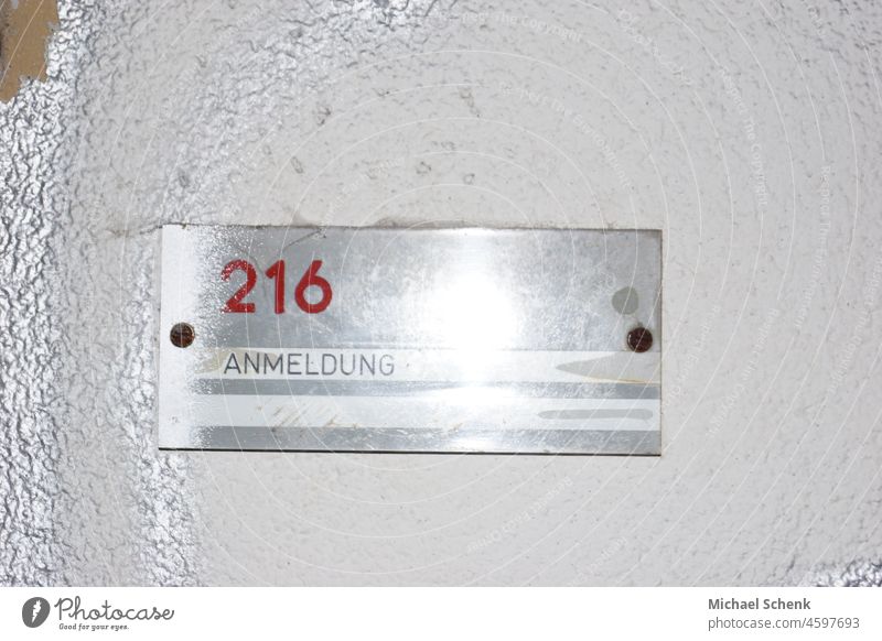 Namensschild mit der Nummer 216 ANMELDUNG Hinweisschild Schilder & Markierungen Tür Zeichen Wegweiser Orientierung Navigation zeigen Nummerntafel Zahl