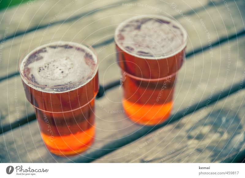 Treffen sich zwei Ales... Getränk Erfrischungsgetränk Alkohol Bier Pint Becher Plastikbecher Tisch Holz lecker voll Farbfoto Gedeckte Farben Außenaufnahme