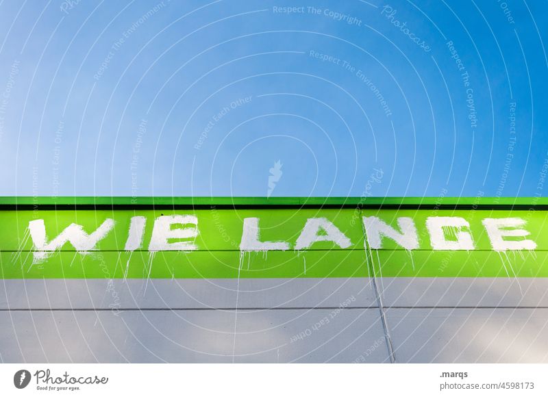 WIE LANGE wie lange Zeit Schriftzeichen Himmel Graffiti grün weiß Ungeduld warten Wand Kommunizieren aushalten covid-19 coronavirus pandemie Durchhaltevermögen