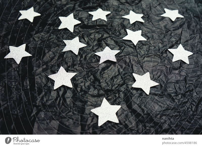 Fake-Himmel Nacht tun mit silbernen Sternen und zerknittert schwarzes Papier Konzept abstrakt Hintergrund Kunststoff Glitter Textur Oberfläche Bilder Idee