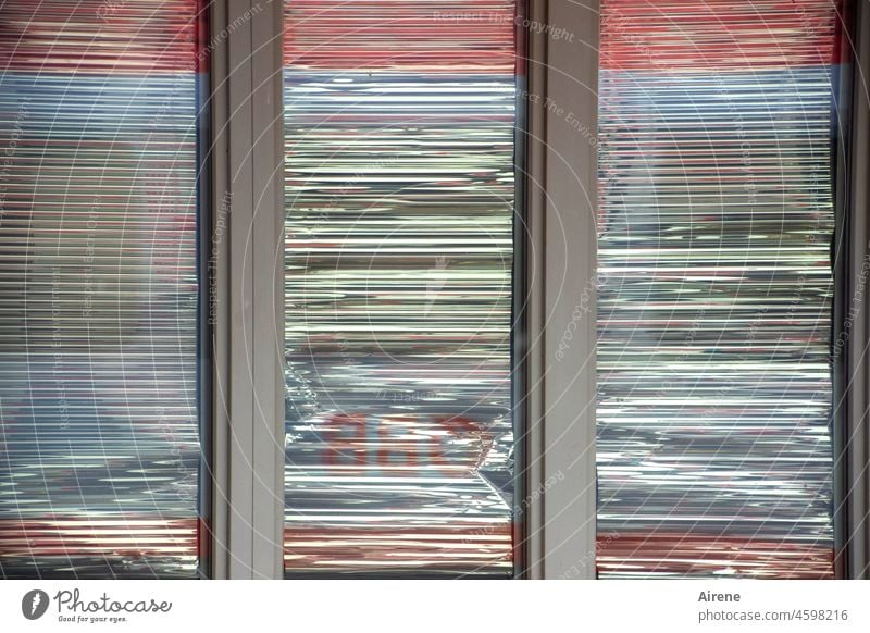 geschlossene Gesellschaft Jalousien Fenster Schalter Bahnschalter Fahrkartenschalter silbern glitzern bunt schillern vielfarbig pastell Streifen Silberfolie