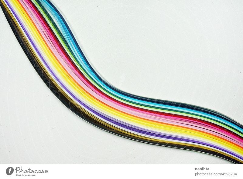 Regenbogen mit Papierlinien vor einem glitzernden weißen Hintergrund Prisma farbenfroh Linien Zusammensetzung abstrakt sehr wenige einfach Glitter diagonal diy