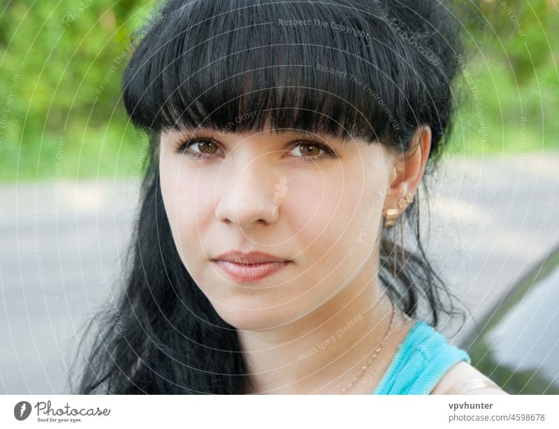 junges Mädchen sexy attraktiv Make-up außerhalb Farbe schön Nase Porträts Frau niedlich Lifestyle Gesicht Kaukasier brünett Mund traumhaft Haut Gesundheit