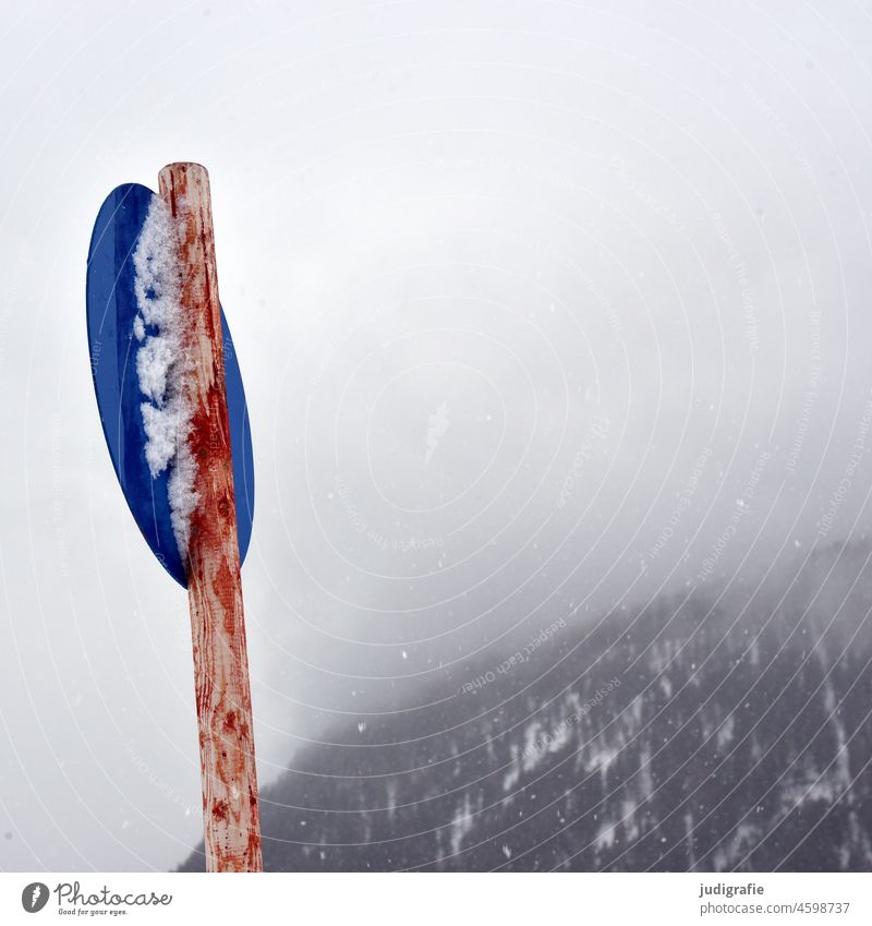 Blaues Schild in Winterlandschaft Schilder & Markierungen blau rot Landschaft Schnee kalt Kälte Berghang Berge u. Gebirge Tirol Frost Nebel Kontrast Wintersport