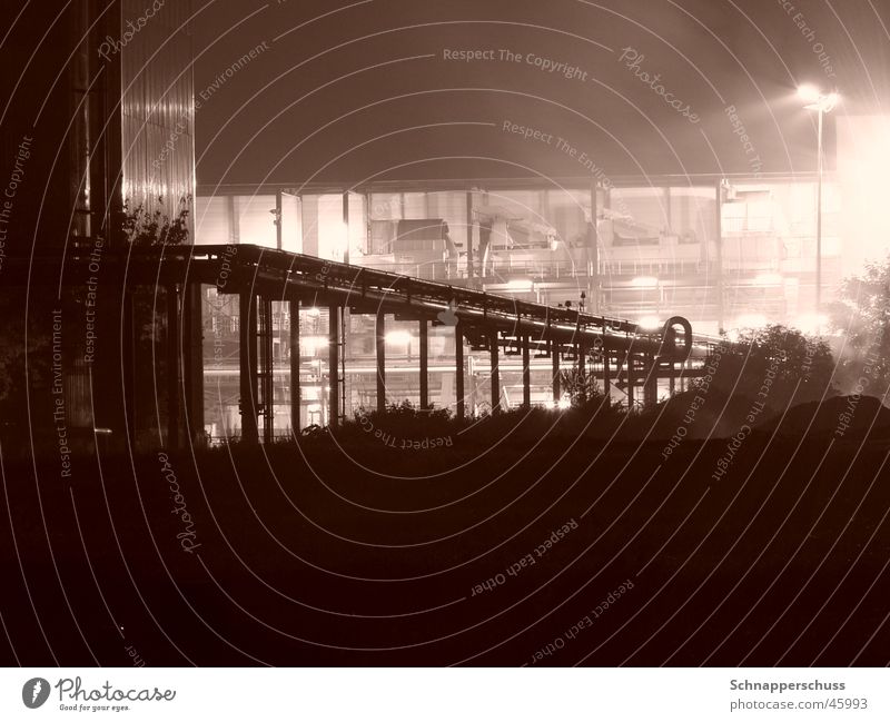 Pipeline bei der Skyline abstrakt Langzeitbelichtung Industriefotografie Sepia Perspektive