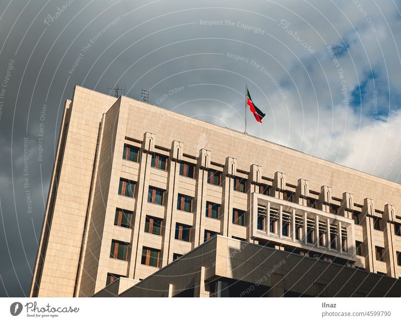 Ein hohes Gebäude mit einer Flagge auf dem Dach an einem hellen, bewölkten Tag Fahne hoch sonnig wolkig Russland Russisch