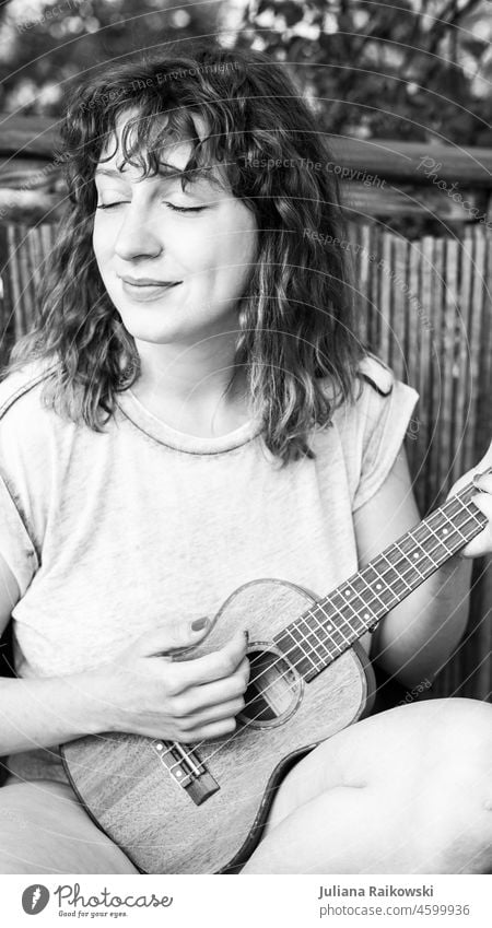 schwarz weiß Porträt einer Frau die Ukulele spielt Erholung Natur natürlich Stil Spielen Gitarre romantisch Außenaufnahme Ferien & Urlaub & Reisen lässig