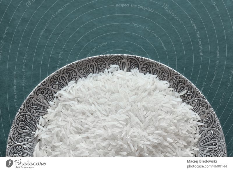 Nahaufnahme von Basmati-Reis auf einem Silbertablett, selektiver Fokus. Teller abschließen roh Ernährung Lebensmittel weiß Gesundheit asiatisch Vegetarier Korn