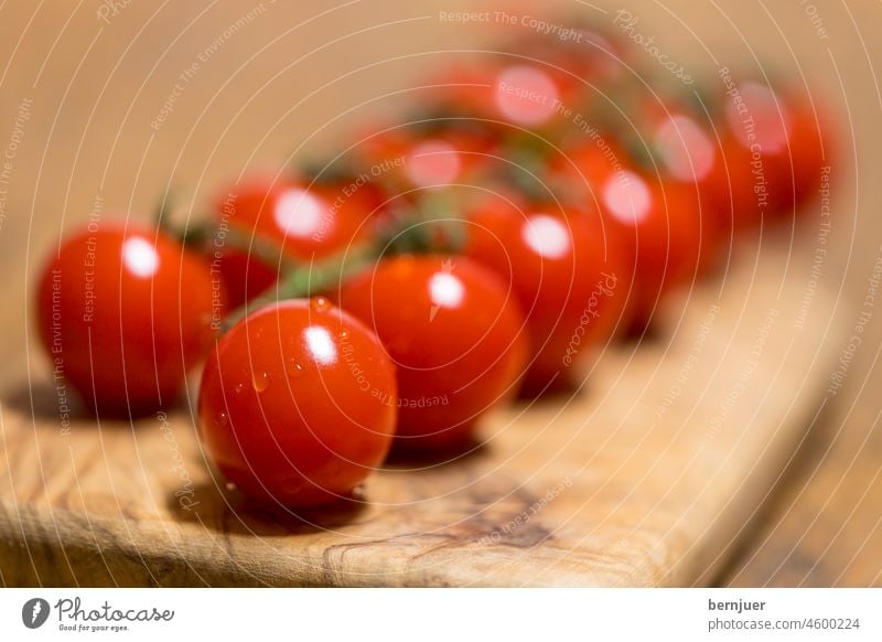 Reihe von rohen Tomaten auf Holz frisch gesund Hintergrund Essen Zutaten grün organisch reif Vegetarier weiß rot Gemüse Nahaufnahme Menschengruppe Ackerbau