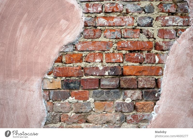 Verwaschener abblätternder Putz auf rotbraunem alten Mauerwerk aus Backstein eines ehemaligen Fabrikgelände im Stadtviertel Margaretenhütte in Gießen an der Lahn in Hessen