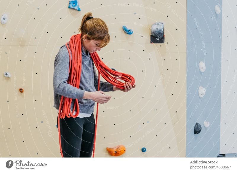 Frau mit Seilen zum Klettern Wand Sport Training Alpinismus sichern üben sportlich Alpinist Sicherheit Übung Hobby Aktivität Wellness aktiv Sportkleidung extrem
