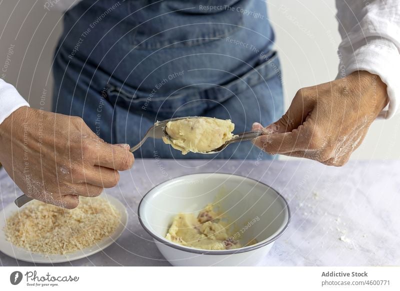 Unbekannter Mann formt Kartoffelkrokette Teigwaren Krokette Koch Küche Küchenchef ungekocht kulinarisch Form lecker geschmackvoll Tisch appetitlich schmackhaft