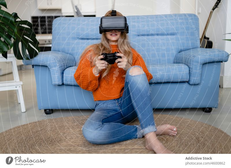 Anonyme Frau spielt VR-Spiel Virtuelle Realität Regler Videospiel Cyberspace Headset spielen Zeitvertreib simulieren Stock unterhalten heimwärts Schutzbrille