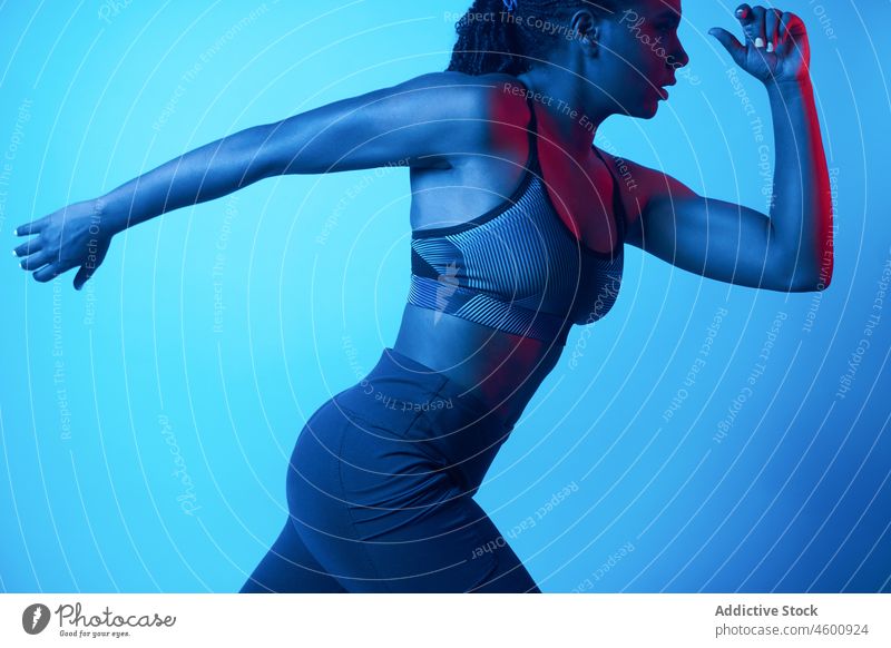Fitte afroamerikanische Frau läuft im Studio Atelier Model laufen Energie sportlich passen Porträt dynamisch Athlet Training aktiv üben physisch Fitness